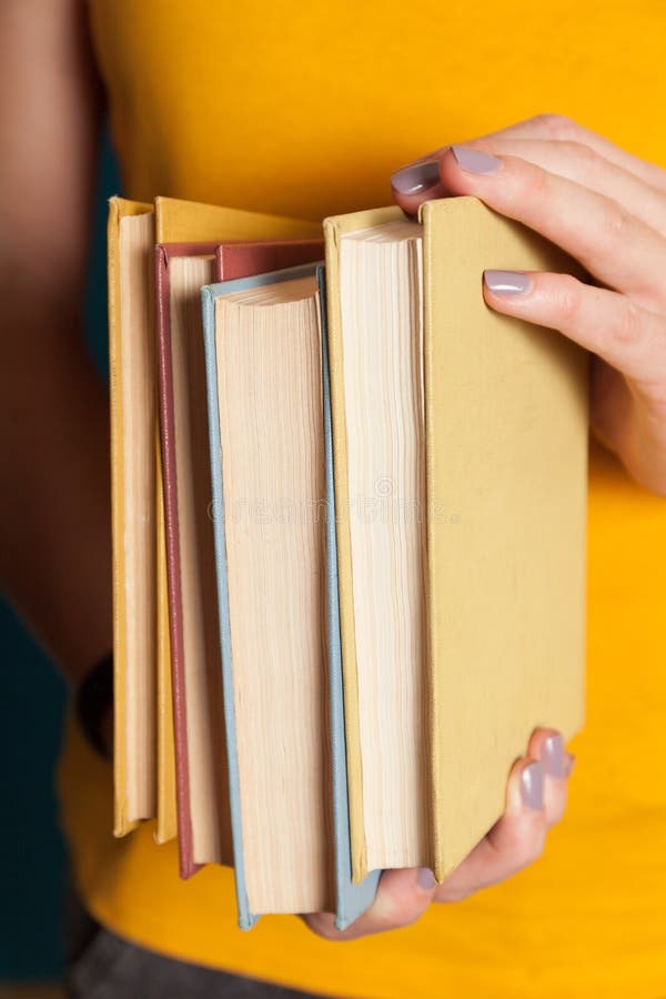 Pila de libro vieja de la universidad, pila de la educación en manos imágenes de archivo libres de regalías Pila de libro vieja de la universidad, pila de la educación en manos imágenes de archivo libres de regalías