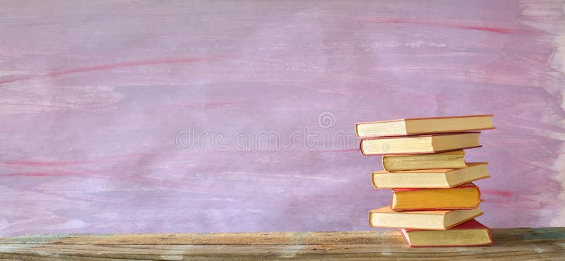 Pila de libros multicolores del libro encuadernado, lectura, educaci?n, literatura