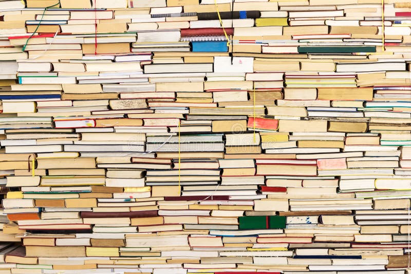 Pila de libros viejos imagen de archivo libre de regalías Pila de libros viejos imagen de archivo libre de regalías