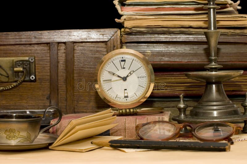 Pila de libros viejos y de diversas cosas imagen de archivo