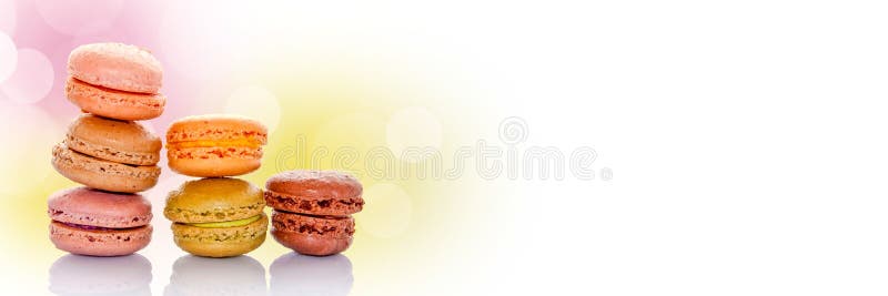 Pila de macarons franceses coloreados en colores pastel, fondo panorámico foto de archivo Pila de macarons franceses coloreados en colores pastel, fondo panorámico foto de archivo