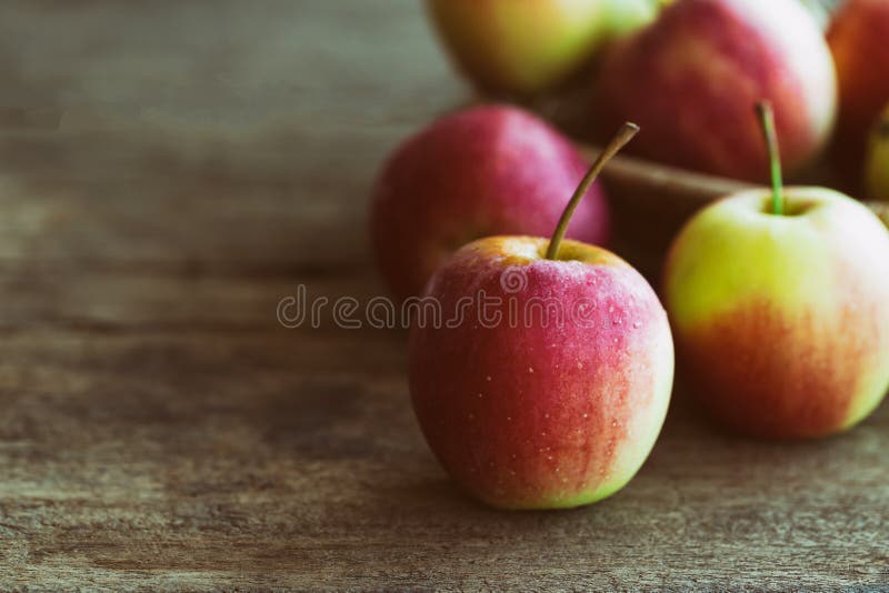 Pila de manzana de Fuji y en la cesta puesta en la tabla de madera para el backgrou imagen de archivo libre de regalías Pila de manzana de Fuji y en la cesta puesta en la tabla de madera para el backgrou imagen de archivo libre de regalías