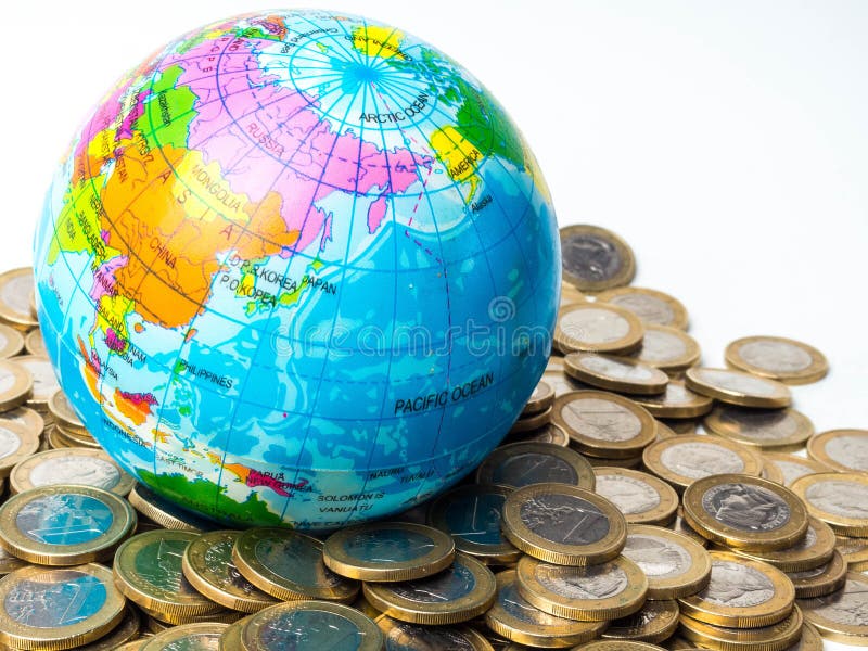 Pila de monedas con el planeta en el fondo - concepto del mundo de ahorrar el planeta, concepto de relación entre el dinero, econ imágenes de archivo libres de regalías Pila de monedas con el planeta en el fondo - concepto del mundo de ahorrar el planeta, concepto de relación entre el dinero, econ imágenes de archivo libres de regalías