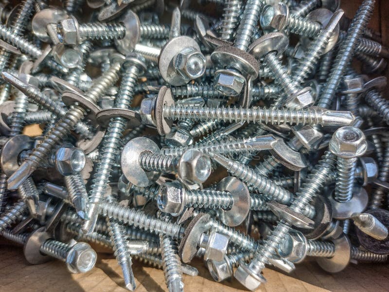 Pila De Nuevos Tornillos Industriales Foto de archivo Imagen de grupo