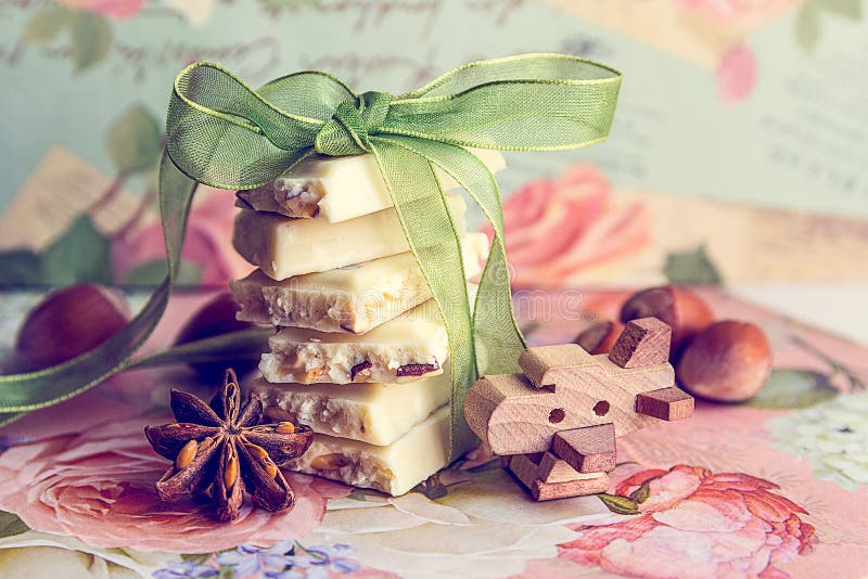 Pila de rebanadas de chocolate blanco con la cinta verde fotografía de archivo libre de regalías Pila de rebanadas de chocolate blanco con la cinta verde fotografía de archivo libre de regalías