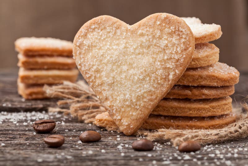 Pila de regalo en forma de corazón hecho a mano de las galletas para el día de tarjetas del día de San Valentín h fotos de archivo libres de regalías Pila de regalo en forma de corazón hecho a mano de las galletas para el día de tarjetas del día de San Valentín h fotos de archivo libres de regalías