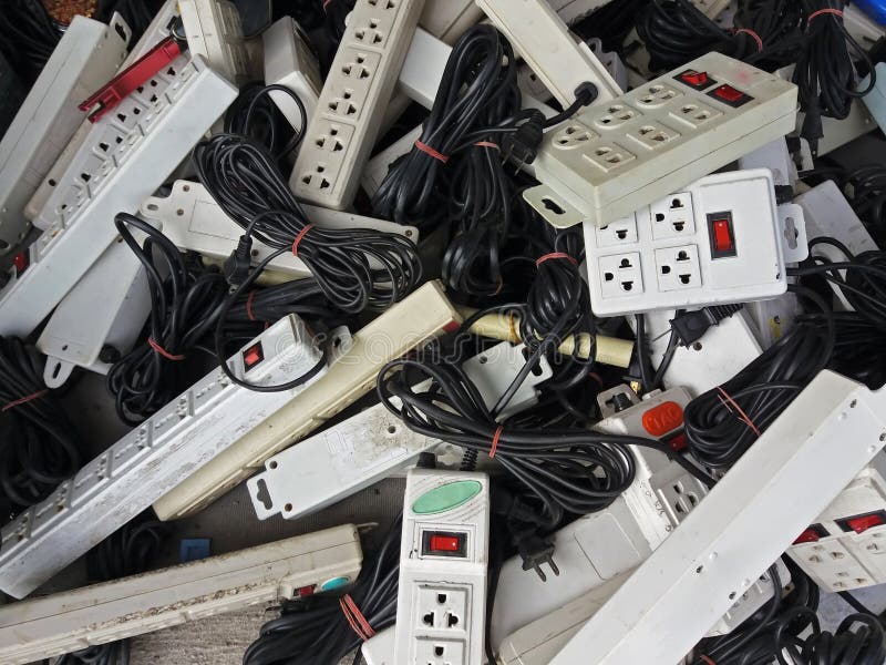 Pila de tomas de corriente eléctricas dañadas en la fábrica de la basura fotos de archivo libres de regalías Pila de tomas de corriente eléctricas dañadas en la fábrica de la basura fotos de archivo libres de regalías
