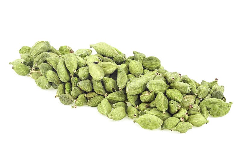 Pila de vainas de cardamomo verdes aisladas en fondo blanco. semillas de cardamomo secas foto de archivo libre de regalías