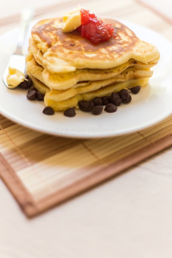 Pila del pancake con l'inceppamento di fragola immagine stock libera da diritti Pila del pancake con l'inceppamento di fragola immagine stock libera da diritti