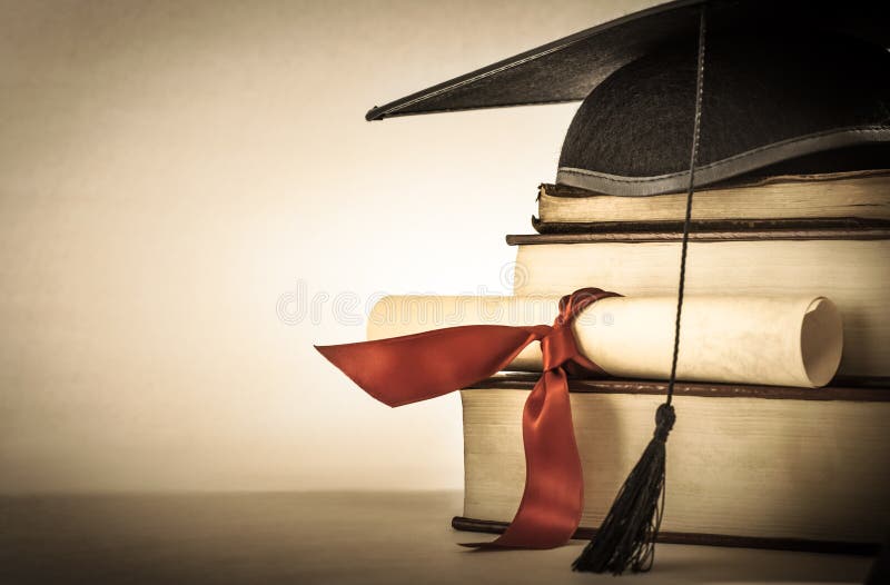 Pila del rotolo e di libro di graduazione