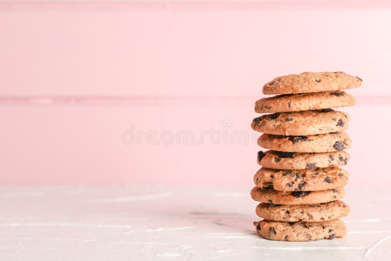 Pila di biscotti di pepita di cioccolato saporiti su fondo di legno fotografie stock Pila di biscotti di pepita di cioccolato saporiti su fondo di legno fotografie stock