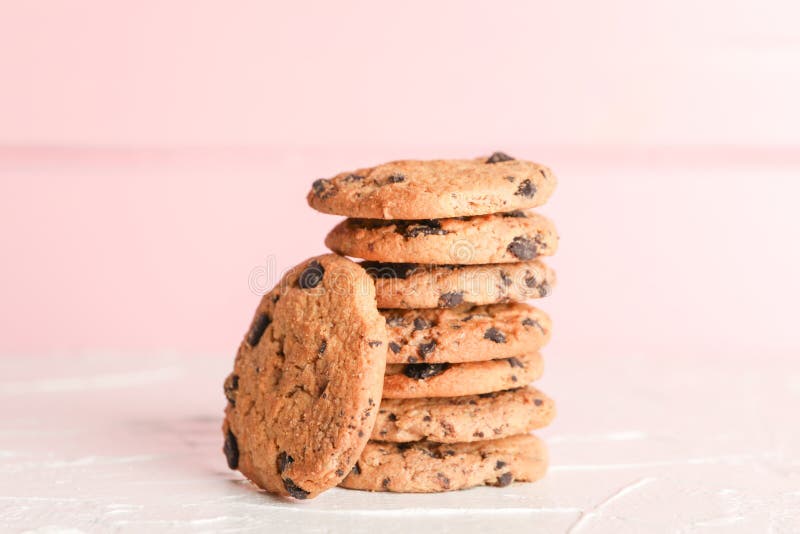Pila di biscotti di pepita di cioccolato saporiti su fondo di legno fotografia stock Pila di biscotti di pepita di cioccolato saporiti su fondo di legno fotografia stock