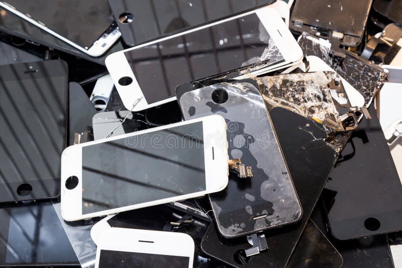 Pila di corpo nocivo dello Smart Phone e di schermo LCD incrinato immagini stock Pila di corpo nocivo dello Smart Phone e di schermo LCD incrinato immagini stock