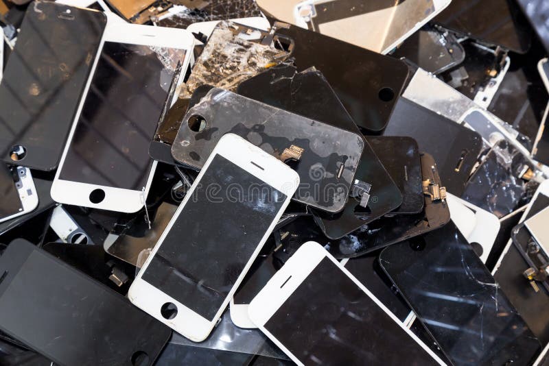 Pila di corpo nocivo dello Smart Phone e di schermo LCD incrinato immagine stock libera da diritti Pila di corpo nocivo dello Smart Phone e di schermo LCD incrinato immagine stock libera da diritti