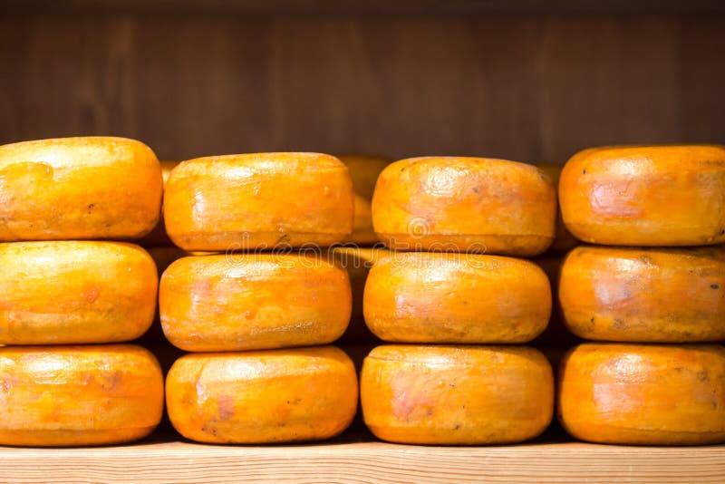 Pila di formaggio in un negozio a Amsterdam, Paesi Bassi immagine stock Pila di formaggio in un negozio a Amsterdam, Paesi Bassi immagine stock