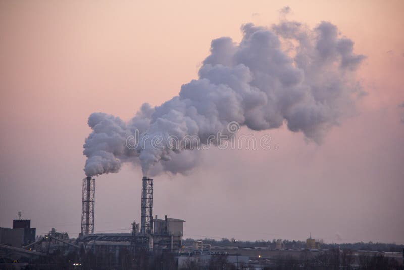 Pila di fumo del camino Inquinamento atmosferico e tema del mutamento climatico fotografie stock Pila di fumo del camino Inquinamento atmosferico e tema del mutamento climatico fotografie stock
