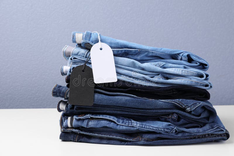 Pila di jeans alla moda con le etichette