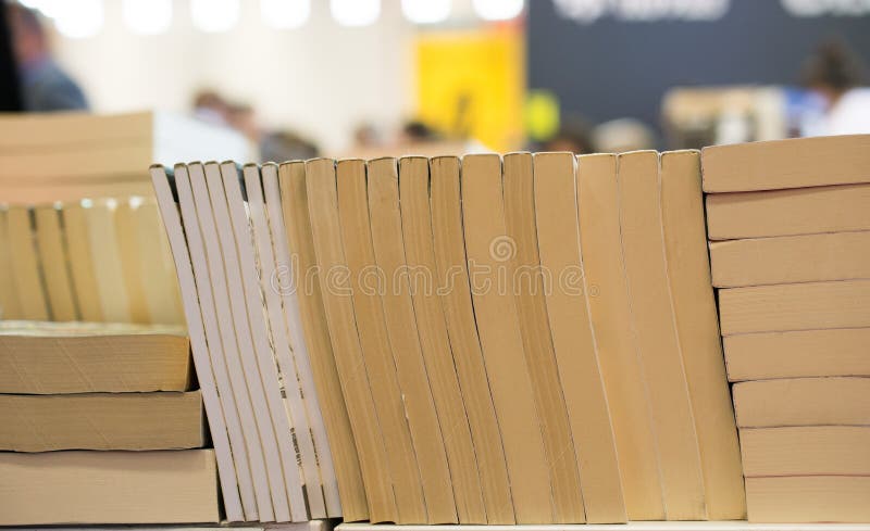 Pila di libri come istruzione e concetto di affari immagini stock libere da diritti Pila di libri come istruzione e concetto di affari immagini stock libere da diritti