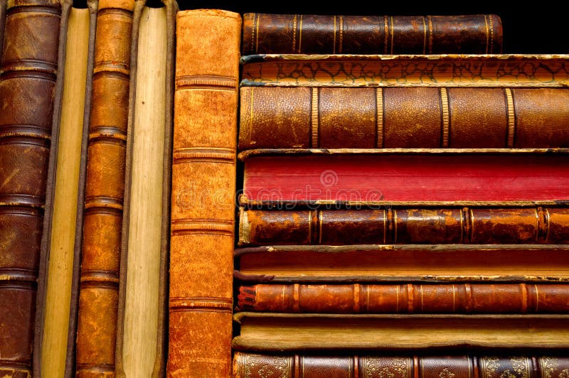 Pila di libri d'annata sugli scaffali fotografia stock Pila di libri d'annata sugli scaffali fotografia stock