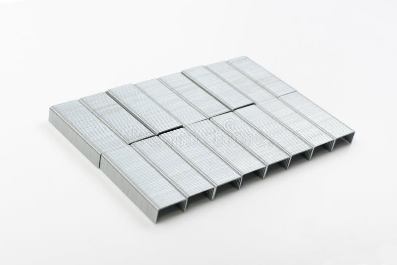 Pila di nuovo metallo Staples per la cucitrice meccanica su bianco fotografie stock Pila di nuovo metallo Staples per la cucitrice meccanica su bianco fotografie stock