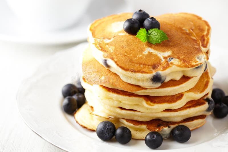 Pila di pancake con il mirtillo fresco immagine stock