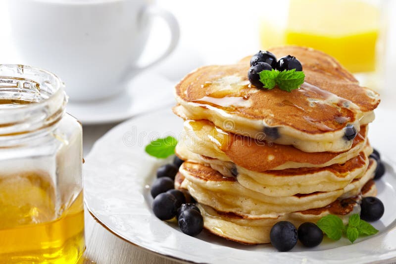 Pila di pancake con il mirtillo fresco fotografia stock libera da diritti
