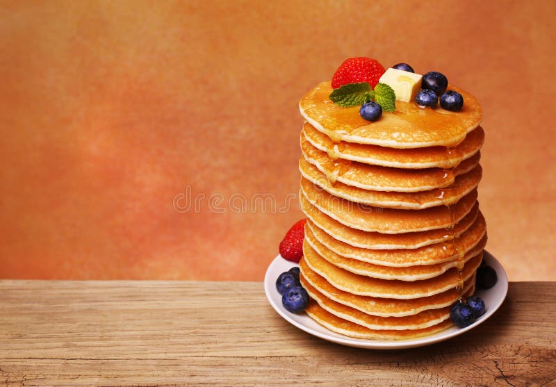 Pila di pancake con il mirtillo fresco fotografie stock libere da diritti