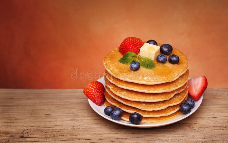 Pila di pancake con il mirtillo fresco, fragola fotografie stock libere da diritti