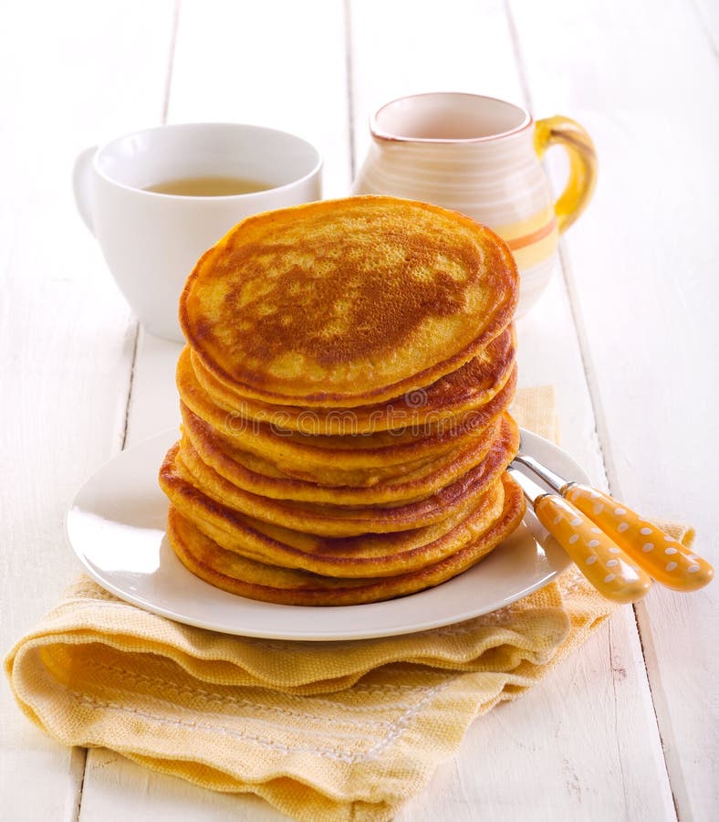 Pila di pancake sul piatto fotografia stock Pila di pancake sul piatto fotografia stock