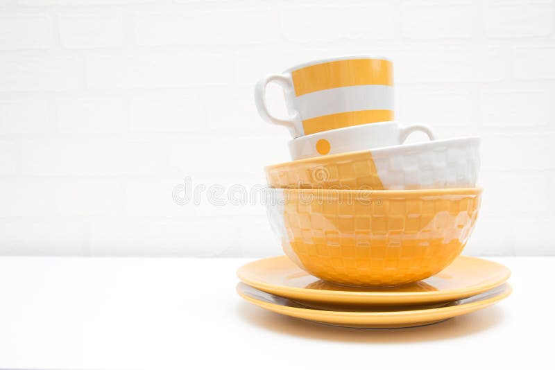 Pila di piatti e di ciotole con la tazza immagini stock Pila di piatti e di ciotole con la tazza immagini stock