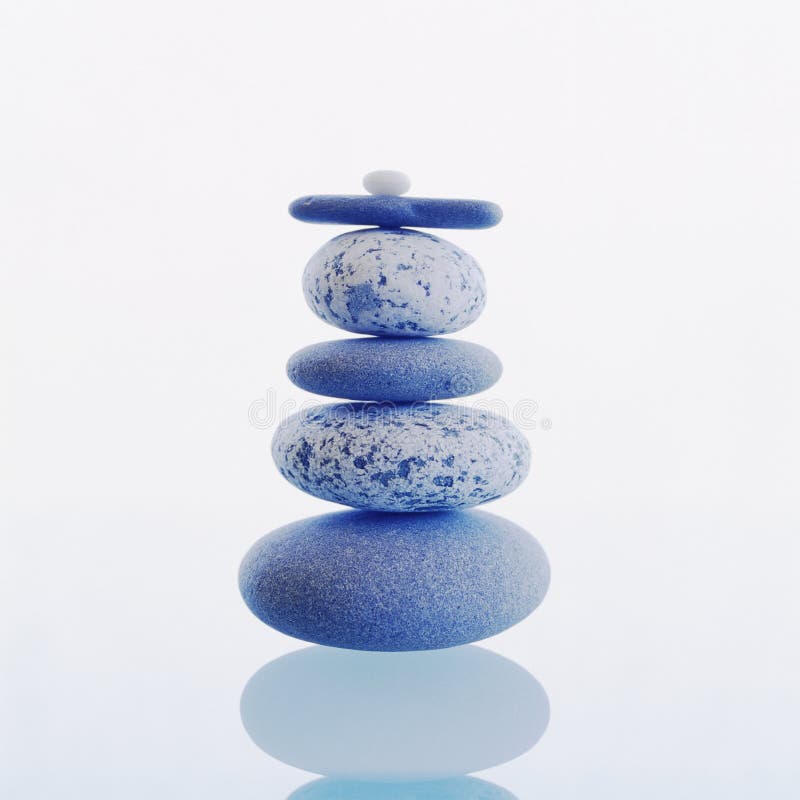 Pila di pietre equilibrate delle rocce isolate su fondo bianco Meditazione, zen, benessere, concetti dell'equilibrio