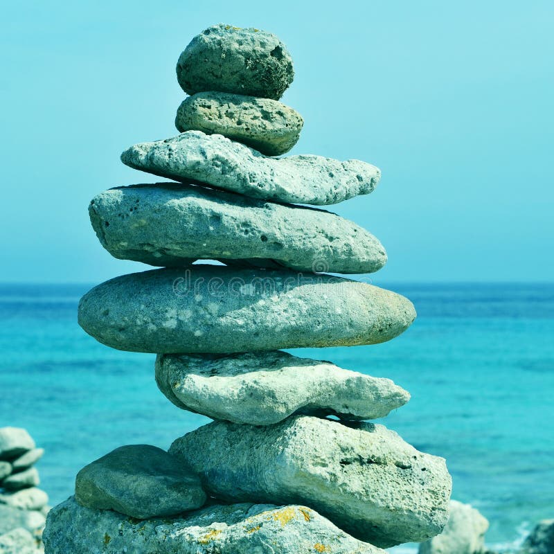 Pila di pietre equilibrate in Menorca, Isole Baleari, Spagna