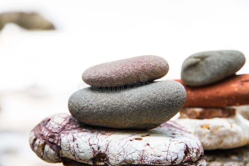 Cumulo di pietre rotonde e lisce immagine stock