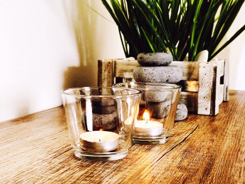 Pila di pietre di zen e di candele aromatiche sulla tavola Concetto di zen fotografia stock Pila di pietre di zen e di candele aromatiche sulla tavola Concetto di zen fotografia stock