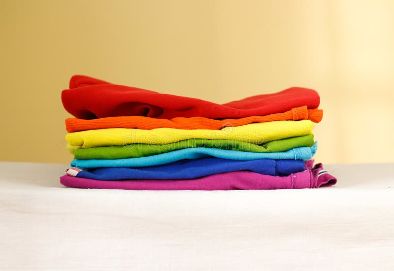 Pila di tela colorata rivestita di ferro Mucchio dei vestiti Concetto rivestente di ferro immagini stock Pila di tela colorata rivestita di ferro Mucchio dei vestiti Concetto rivestente di ferro immagini stock