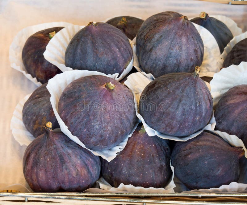 Pila fresca dei fichi, maturo e saporito, Autumn Fruit, sul mercato di vendita immagine stock libera da diritti Pila fresca dei fichi, maturo e saporito, Autumn Fruit, sul mercato di vendita immagine stock libera da diritti