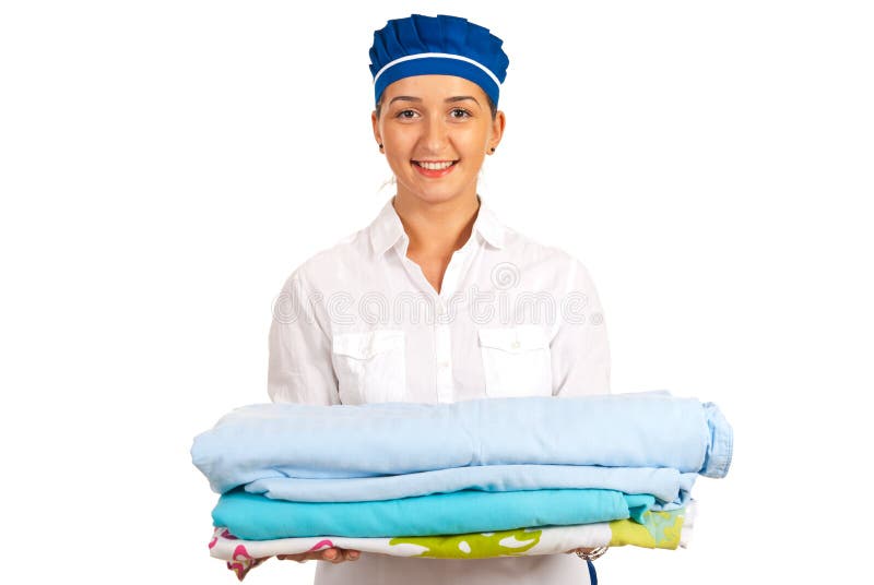 Pila sonriente de la tenencia de la criada de hoja de cama imágenes de archivo libres de regalías Pila sonriente de la tenencia de la criada de hoja de cama imágenes de archivo libres de regalías
