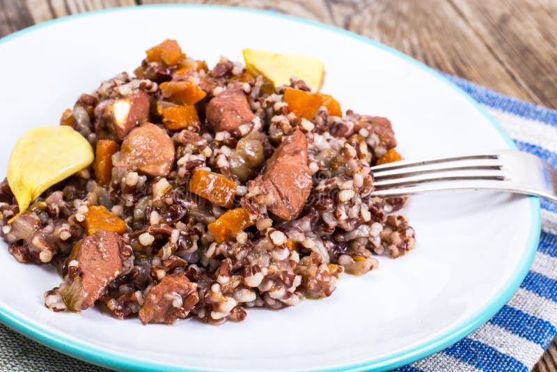 Pilaf Mit Rotem Reis Mit Klumpen Des Rindfleisches, Der Karotten Und ...