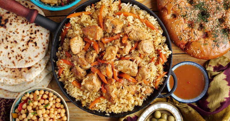 Pilaf repas traditionnel sud-asiatique poulet et riz. nourriture pendant ramadan et eid banque de vidéos
