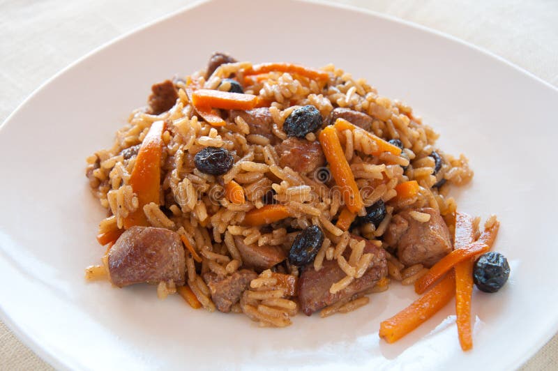 Pilaf с индюком, морковами, специями стоковые изображения rf Pilaf с индюком, морковами, специями стоковые изображения rf