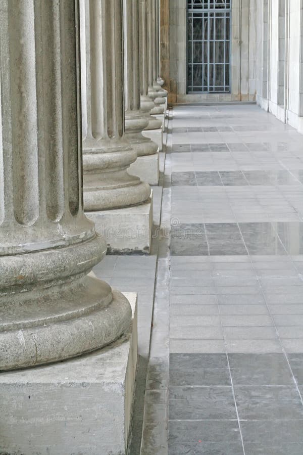 Pilares de la ley y de la orden fuera de un palacio de justicia fotos de archivo Pilares de la ley y de la orden fuera de un palacio de justicia fotos de archivo