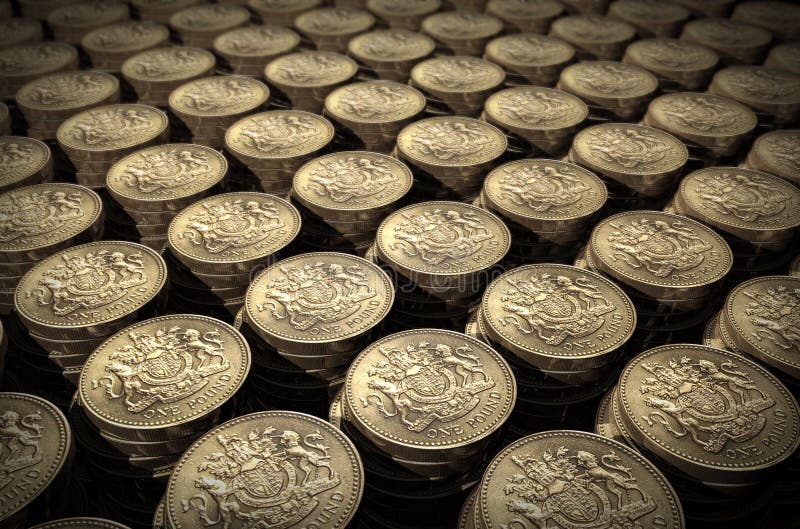Pilas de monedas de una libra fotografía de archivo libre de regalías Pilas de monedas de una libra fotografía de archivo libre de regalías