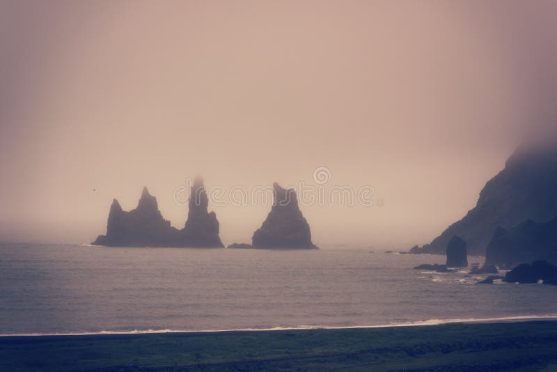 Pilas del mar del basalto de Reynisdrangar, formaciones de roca en la playa negra de Reynisfjara de la arena, Vik, Islandia fotografía de archivo Pilas del mar del basalto de Reynisdrangar, formaciones de roca en la playa negra de Reynisfjara de la arena, Vik, Islandia fotografía de archivo