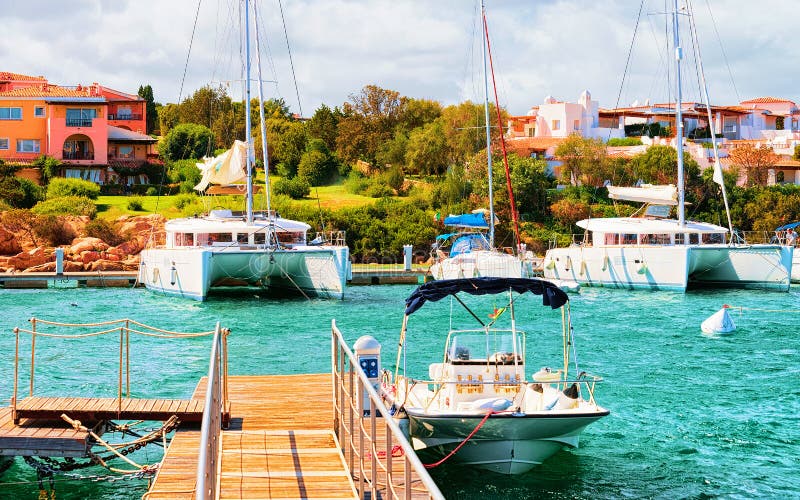 Pilastro con gli yacht di lusso in porticciolo di Porto Cervo Sardegna immagini stock libere da diritti Pilastro con gli yacht di lusso in porticciolo di Porto Cervo Sardegna immagini stock libere da diritti