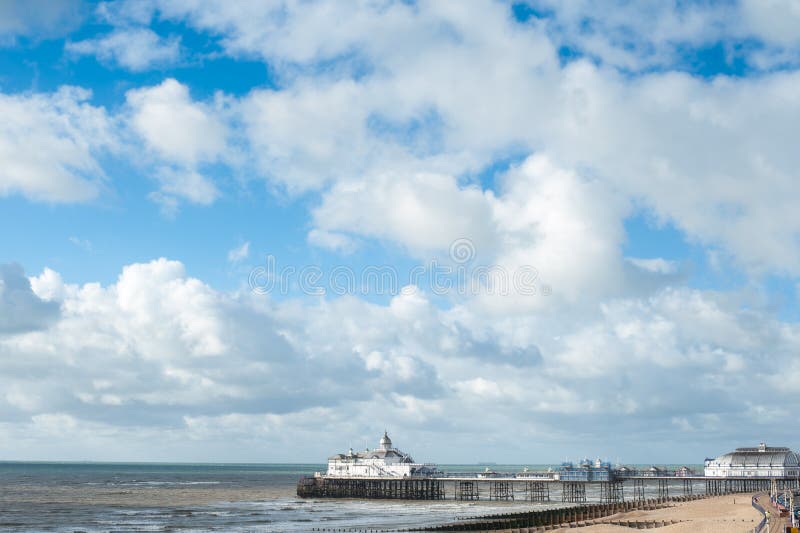 Pilastro contro un cielo nuvoloso di estate, Regno Unito di Eastbourne fotografia stock Pilastro contro un cielo nuvoloso di estate, Regno Unito di Eastbourne fotografia stock