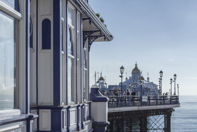 Pilastro di Eastbourne, East Sussex - cieli blu e mari fotografia stock Pilastro di Eastbourne, East Sussex - cieli blu e mari fotografia stock