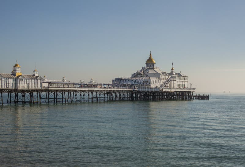 Pilastro di Eastbourne, East Sussex, Inghilterra - un giorno soleggiato ad ottobre fotografia stock libera da diritti Pilastro di Eastbourne, East Sussex, Inghilterra - un giorno soleggiato ad ottobre fotografia stock libera da diritti