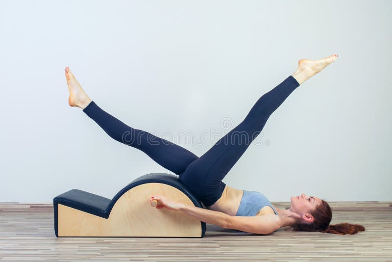 Pilates, aptitud, deporte, entrenamiento y gente imágenes de archivo libres de regalías Pilates, aptitud, deporte, entrenamiento y gente imágenes de archivo libres de regalías
