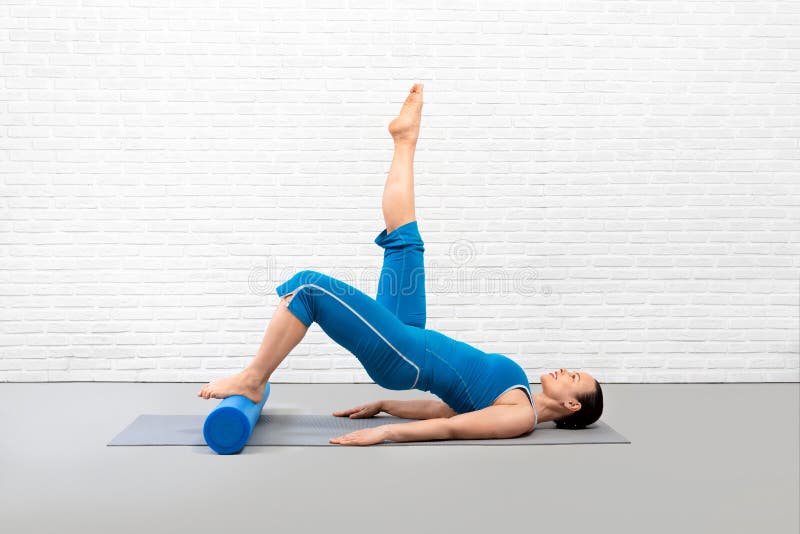 Pilates Con Rodillo De Espuma. Mujer Caucásica Adulta En Ropa