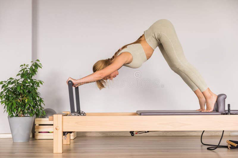 Pilates De Entrenamiento De Mujeres En La Cama Reformadora. Reformador De  Pilates Y Máquina De Ejercicios En Gimnasia. Sano Foto de archivo - Imagen  de gente, cama: 272125606